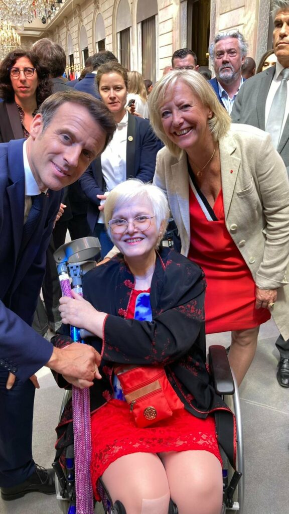 Colette Bonacorsi entourée du Président de la République et de la secrétaire d'état chargée des personnes handicapées , Sophie Cluzel