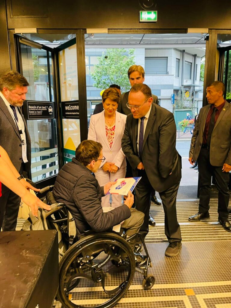 Remise du dossier Handicap République et société au Ministrere des solidarités, de l'autonomie et des personnes handicapées Damien Abad